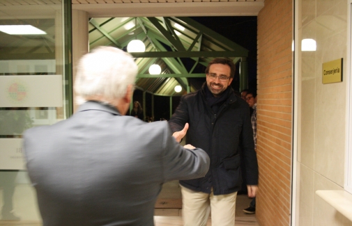 Manuel Parras, recibiendo a Juan Gómez en la puerta del Rectorado.