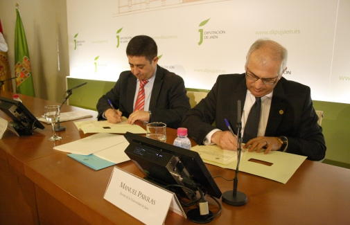 Manuel Parras y Francisco Reyes, en la firma del convenio.