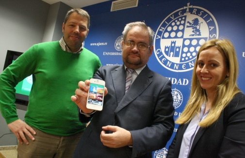 Jorge Delgado muestra la aplicación, acompañado de Eva Murgado y Juan Fernández.