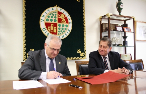 Firma del convenio por parte del Rector de la UJA, junto a Eloy Espinosa-Saldaña.