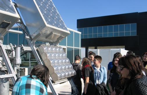 Estudiantes visitan las instalaciones