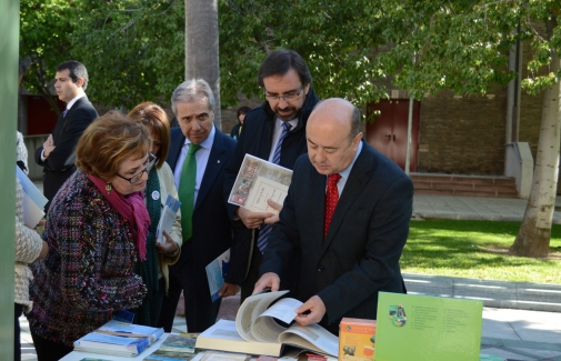 El Rector, acompañado de la Vicerrectora María Dolores Rincón y otras autoridades, en la Feria del Libro de la UJA.