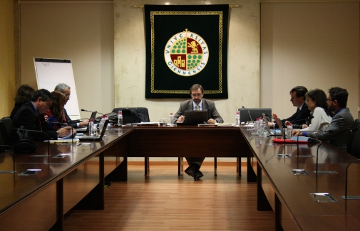 El Rector de la UJA, en una de las reuniones que mantiene con miembros del futuro Consejo de Dirección.