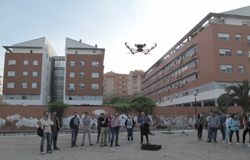 Vuelo de un drone en el campus.