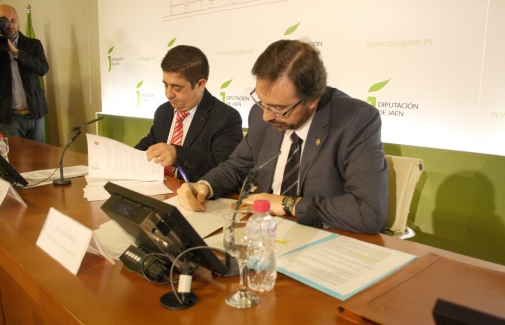 El Rector de la UJA y el presidente de la Diputación, Francisco Reyes, durante la firma del convenio.