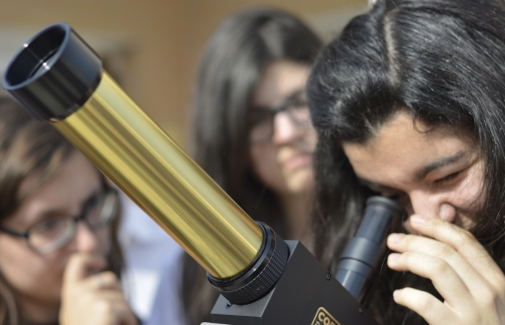 Una alumna observa por un telescopio. Foto: Conrado Torres.