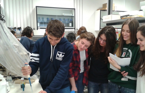 Alumnado durante un taller.