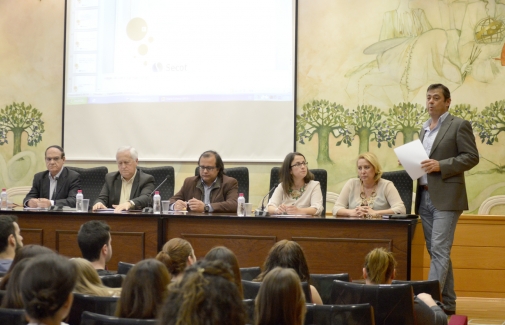 Enrique Bernal, junto a los participantes en la mesa redonda.
