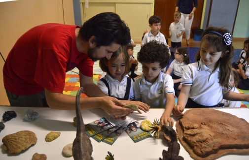 Matías Reolid enseña a los niños fósiles. Foto: Conrado Torres