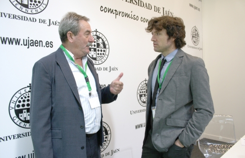 El investigador Julio Calero (d) junto a Pedro A. Ruiz, responsable del Centro de Estudios Avanzados en Ciencias de la Tierra.