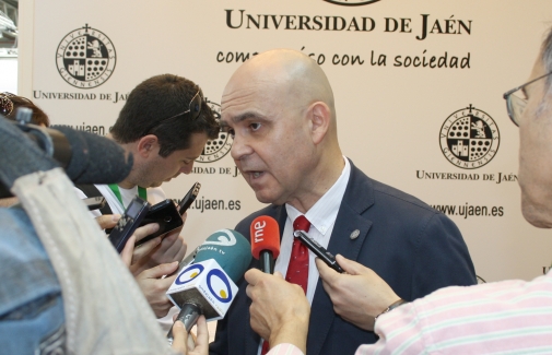 José Juan Gaforio, atendiendo a los medios de comunicación.