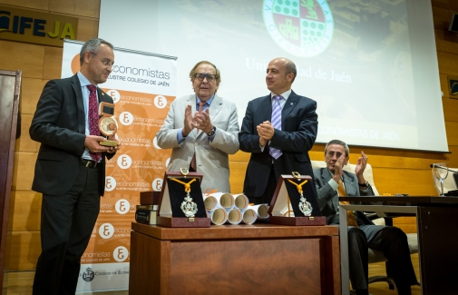El Vicerrector Juan Ramón Lanzas recogió el premio