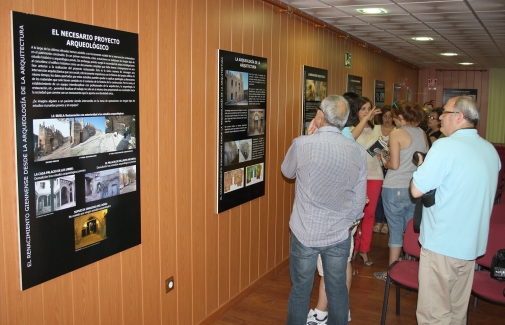 Grupo de visitantes, en la exposición.