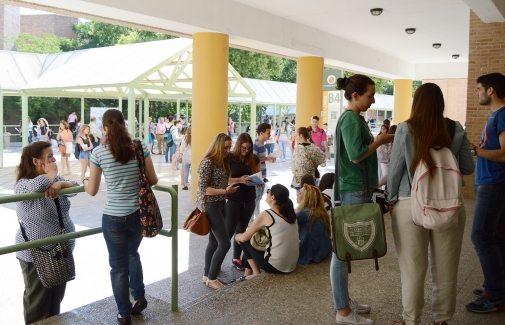 Alumnado, durante un descanso en Selectividad.
