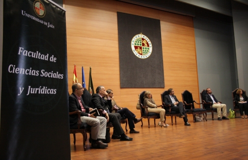 Imagen del escenario del Aula Magna de la UJA, durante la recepción