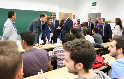 Autoridades charlan con alumnado, momentos antes del inicio de una clase.