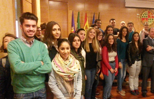 Foto de familia con el alumnado excelente de la UJA