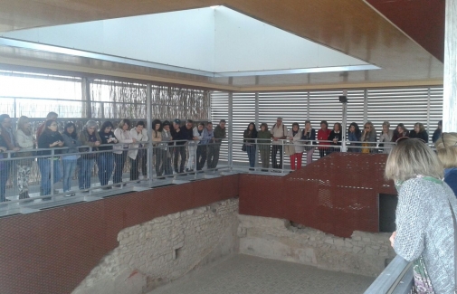 Participantes en la visita observan el Mosaico de los Amores en Cástulo.