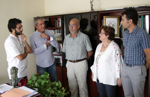 Rafael Espinosa, en el centro, durante su visita