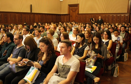 Estudiantes extranjeros, en el Salón de Plenos de Diputación