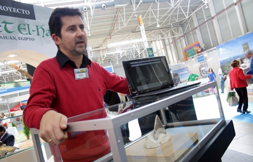 Matías Reolid, con el diente de tiburon, en el stand de la UJA.