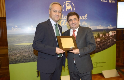 Juan Ramón Lanzas recoge el reconocimiento de manos del presidente de Diputación.