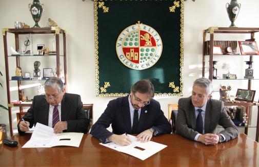 Josué Pariona, Juan Gómez y Gerardo Ruiz Rico, durante la firma del convenio.