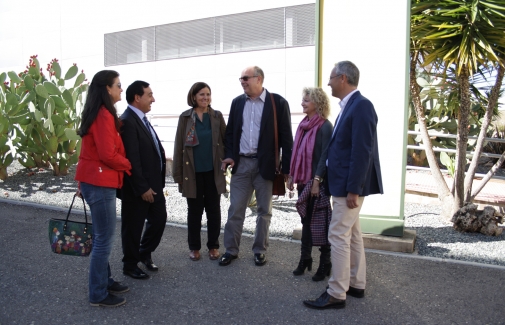 Representantes institucionales y dela farmacéutica, en su visita al campus.