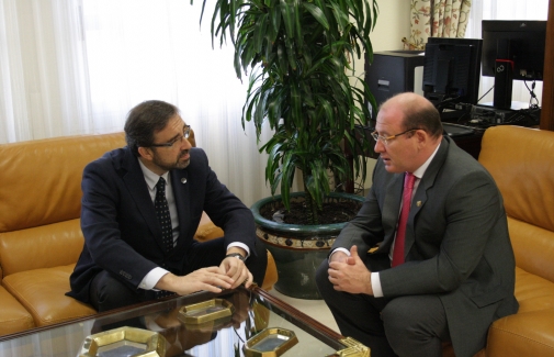 El Rector de la UJA conversa con el alcalde de Jaén.