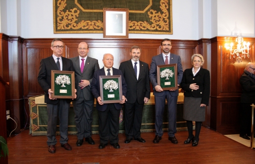 El Rector, junto al resto de premiados y autoridades.