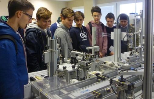 Estudiantes en un laboratorio.