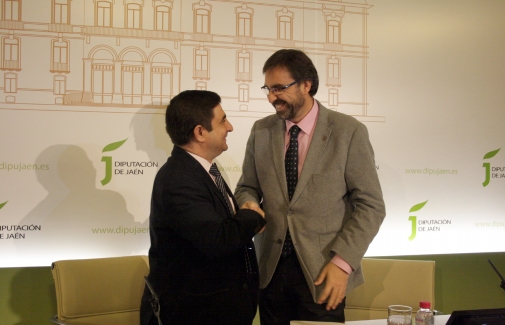 Francisco Reyes y Juan Gómez se estrechan la mano, tras la firma del convenio