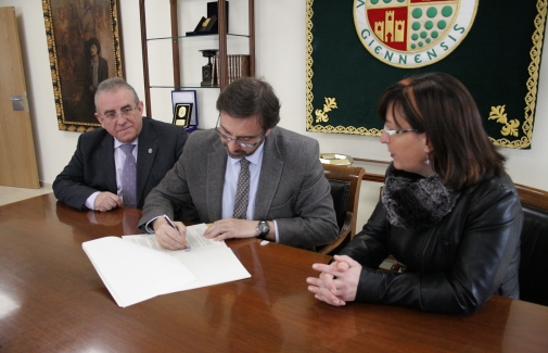 Juan Gómez, junto a Antonio Bueno e Isabel Sánchez durante la firma del convenio.