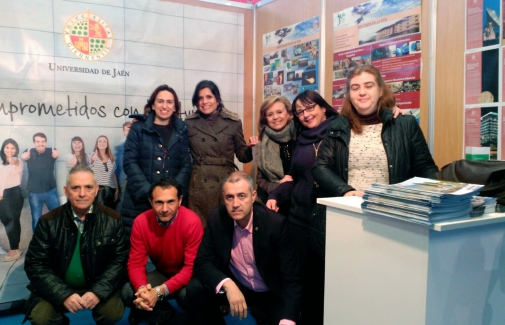 La Vicerrectora de Estudiantes, junto a responsables de los centros, en el stand de la UJA.