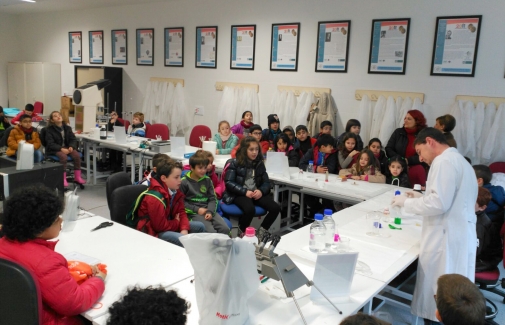 Los escolares, durante el taller.