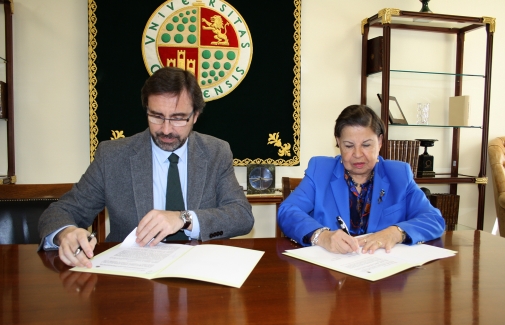 El Rector de la UJA y la Rectora de la Universidad de Boyacá, durante la firma del convenio.