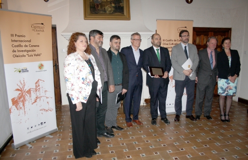 Los investigadores premiados, junto con autoridades académicas y los propietarios de Castillo de Canena