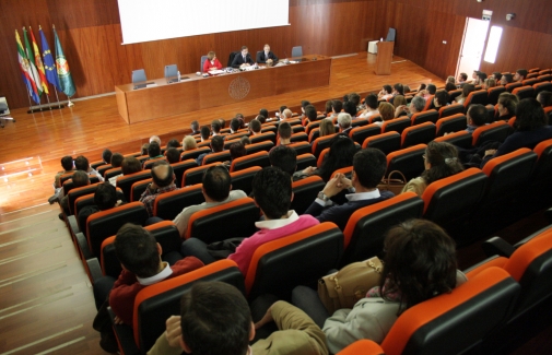 El Rector da la bienvenida a las familias, en el Salón de Actos de la EPSL