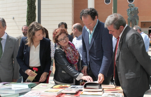 Visita de representantes institucionales a la Feria del Libro de la UJA.