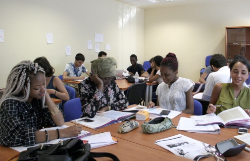 Estudiantes de la Universidad Paris Est-Creteil (Francia), durante una de sus clases