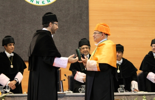Juan Gómez y Manuel Parras, tras la imposición de la Medalla de Oro de la UJa a éste último. Foto. Marina Cañada
