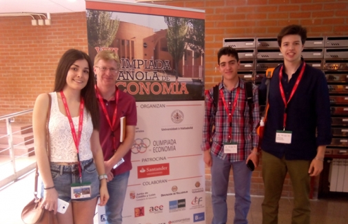Los estudiantes, junto al profesor Félix Grande.