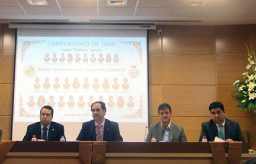 Mesa presidencial del acto.