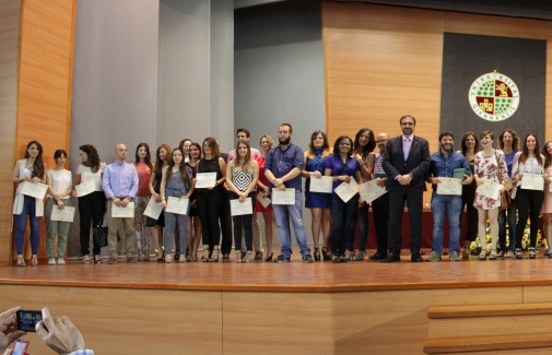 Foto de familia de alumnado de máster premiado, junto a representantes institucionales y profesorado.