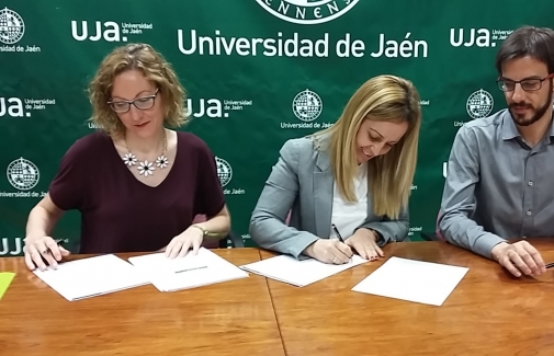 Elena Lara, Eva Mª Murgado y Carlos Rísquez, durante la firma del acuerdo.