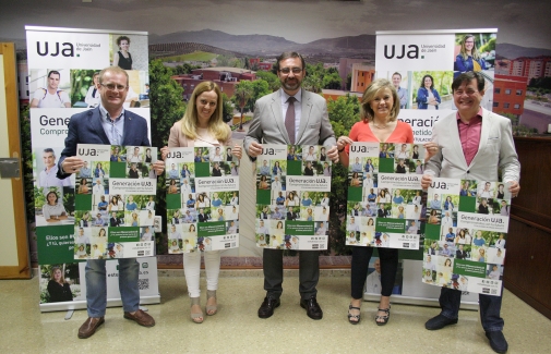 El Rector, en el centro, en la presentación de la campaña de Grados 2016/2017.