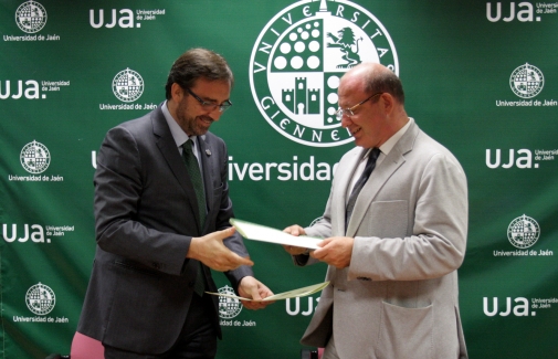 El Rector de la UJA y el alcalde de Jaén, tras la firma del convenio.