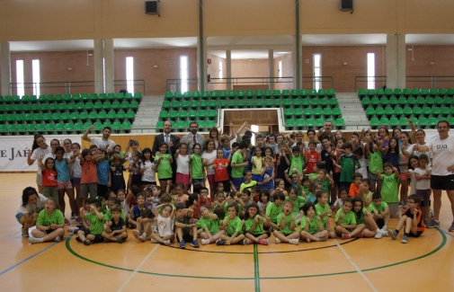 El Rector y otros representantes institucionales, con monitores y los niños y niñas de la Escuela Deportiva de la UJA.