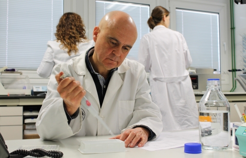 José Juan Gaforio, trabajando en el laboratorio.