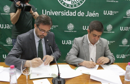 Juan Gómez y Francisco Reyes, durante la firma del convenio.